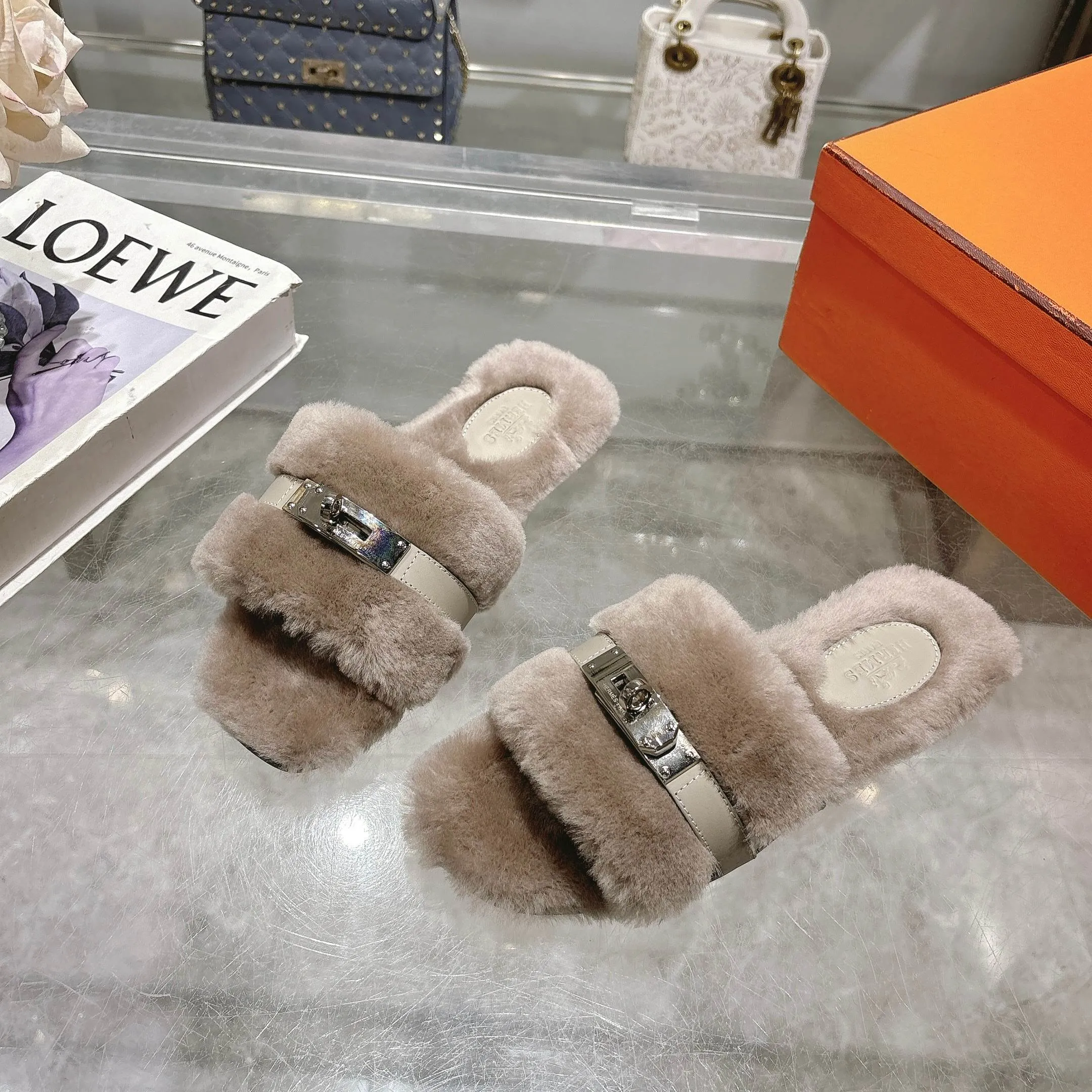 👟👟Ex-factory price 500👟👟 Purchasing agent level Hermes Hermès second uncle hair slippers are in stock all year round. 2025 new and new colors official website, Xiaohongshu synchronizes the latest color matching Hermès hot models are hot online, upgraded workmanship, high quality! Fashionable small wool H-trailers, autumn and winter style flat-soled wool mop, can be customized without standard, non-refundable and non-exchangeable. Fabric: Imported lamb's roll real wool. Lining: Imported lamb's roll real wool. Outsole: Genuine leather outsole. Size: 35-43, [Note: 41, 42, 43 customized]